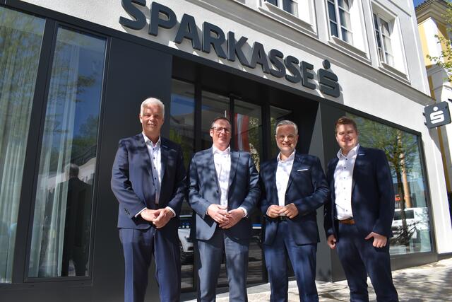 Christian Oyrer, Filialleiter Rohrbach, Gerhard Usleber, Vorstandsmitglied, Christian Terink, Vorstandvorsitzender und Mario Wolfesberger, Bereichsleiter, v. l.  | Foto: Karin Bayr