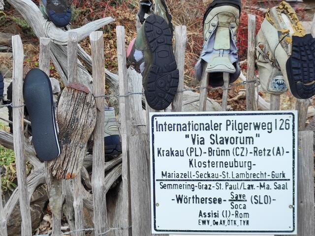 die Wallfahrer sind auf den Pilgerwegen unterwegs, und so mancher Schuh wird da ,,in Rente geschickt"... | Foto: I.Wozonig