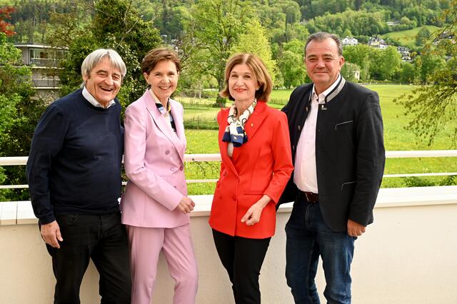 Von links: Wolfgang Höllbacher (Stv. Vorsitzender), Landtagspräsidentin Brigitta Pallauf, Andrea Gitschthaler und Landesrat Christian Pewny. | Foto: Land Salzburg / Franz Neumayr / Manfred Laux