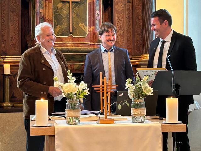 In der Mitte der Jubilar, rechts von ihm Pfarrer Pinte, links Kurator Moser. | Foto: Privat 