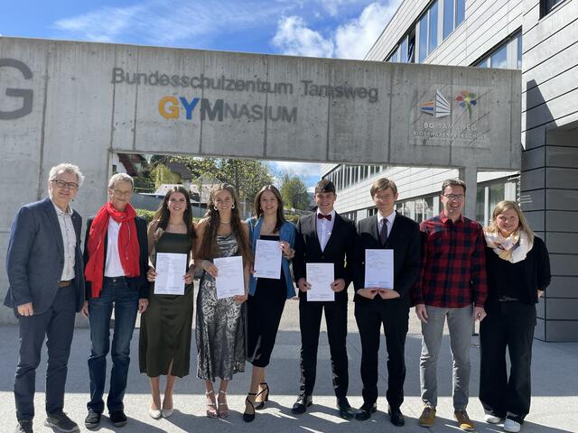 Verleihung der DELF-Zertifikate durch die Französischlehrer am letzten Schultag der 8. Klassen: v.l.: Dir. Klaus Heitzmann, Prof. Barbara Grünwald, Mona Berger (Murau), Anna Eichhorn (Mariapfarr), Elena Tockner (Krakau), Simon Prodinger (St. Andrä) und Tobias Moser (Stadl/Mur), Prof. Christoph Domik, Prof. Bettina Oberreiter. | Foto: Christiane Bliem