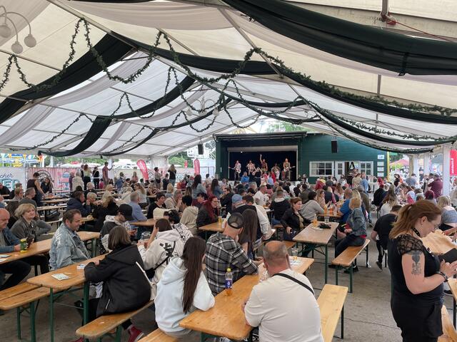 Die Favoritner und alle aus der Umgebung kamen vorbei, um hier ihr erstes Fest im Frühling zu genießen. | Foto: Mario Popp/RMW