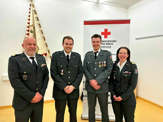 Bezirksrettungskommandant Thomas Huber, Abteilungskommandant Fabian Hofer, Abteilungskommandant Stv. Tobias Möschl, Bezirksgeschäftsführerin Isabella Pernthaner-Schneider | Foto: Rotes Kreuz Salzburg