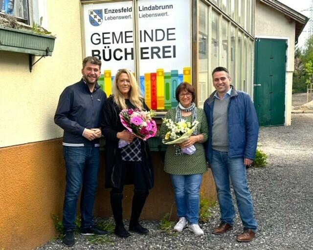 Vizebürgermeister Alexander Schermann (ÖVP), die Büchereidamen Tanja Janda und Elisabeth Buchecker, Bürgermeister Stefan Rabl (Liste Schneider). | Foto: Marktgemeinde Enzesfeld-Lindabrunn