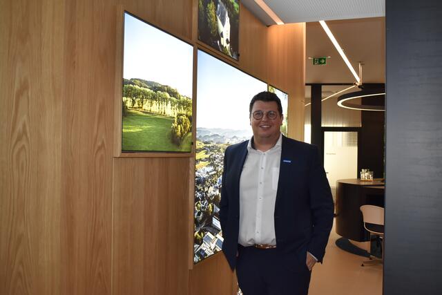 Bereichsleiter Roland Straußberger freut sich über die schönen regionalen Bilder, die die Sparkassenfiliale am Stadtplatz zieren.  | Foto: Karin Bayr