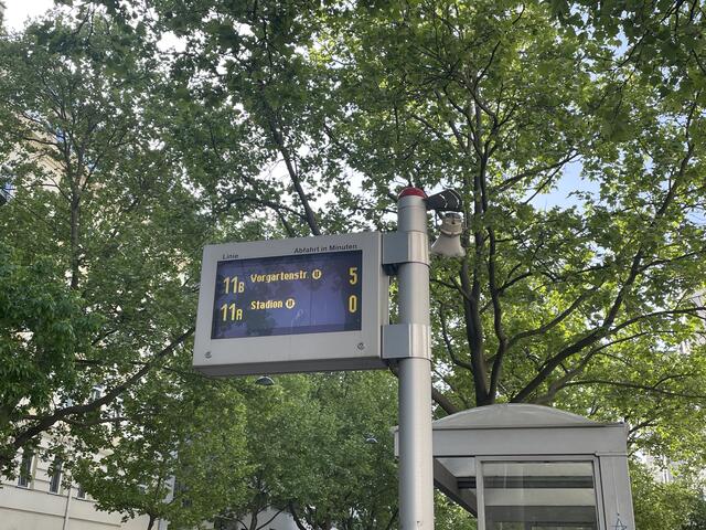 Beispiel Holubstraße: Anzeige auf "0", aber kein Bus in Sicht. | Foto: Kathrin Klemm