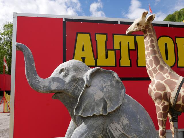 Elefanten und Giraffen sind nur noch als Statuen mit auf Tournee. | Foto: Anita Empl