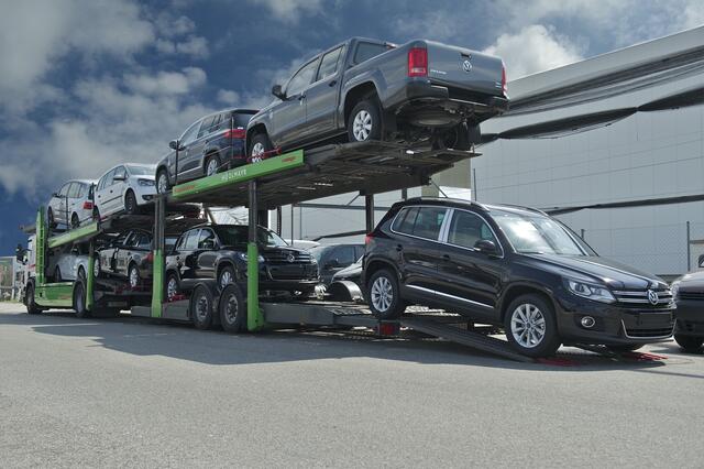 Die bislang vorliegenden Erkenntnisse aus dem Analyse-Prozess führten im Unternehmen bereits zu mehreren konkreten Projekten. Eines davon beschäftigt sich mit der KI-unterstützten Beladung von Fahrzeugtransportern. | Foto: Hödlmayr