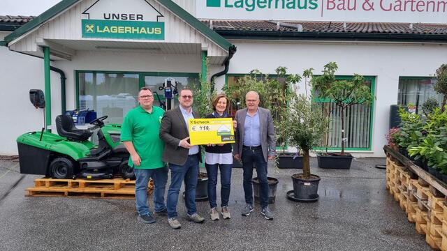 Eine Spende von 410 Euro übergaben die Lagerhaus-Verantwortlichen Andre Lang, Philipp Magdits und Werner Korrer (von links) an Andrea Konrath, Geschäftsführerin der Krebshilfe Burgenland. | Foto: Lagerhaus Südburgenland