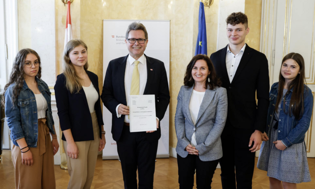 Magdalena Baldauf, Rebekka Reithmeier, BM Dr. Martin Polaschek, Prof. Judith Fenz,
Felix Ulreich und Theresa Zink bei der Übergabe des Maßnahmenkatalogs. | Foto: BMBWF