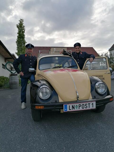 Friedrich Schwaiger (li.) und Alexander Fritz freuten sich, in diesem Jahr erstmals an der Südsteiermark Classic teilnehmen und ihren gelben Käfer präsentieren zu dürfen. | Foto: Post- und Telegraphenmuseum Eisenerz