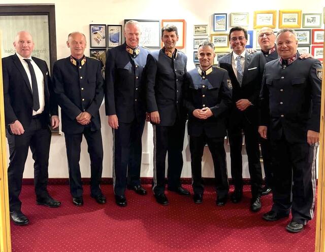 Martin Waltl (LKA-Stv. Salzburg), Karl Kraus (BPK Kufstein), Gerhard Niederwieser (BPK Innsbruck-Land), Martin Reisenzein (BPK Kitzbühel), Johannes Freiseisen (Landespolizeidirektor-Stv. Tirol),
LA Alexander Gamper, Harald Puchleitner (Kassier PSV Bezirk Kitzbühel), Michael Ortner(Obmann PSV Bezirk Kitzbühel) (v. li.). | Foto: PSV Bezirk Kitzbühel