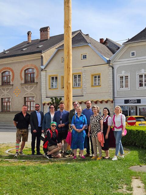 Durch das Engagement einiger Eferdinger Bürger wurde schließlich ein Maibaum in der Stadtgemeinde aufgestellt. | Foto: Stadtgemeinde Eferding