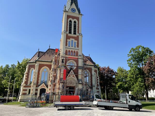 Für einige Wochen ist um die Kirche ein Gerüst.  | Foto: MeinBezirk.at