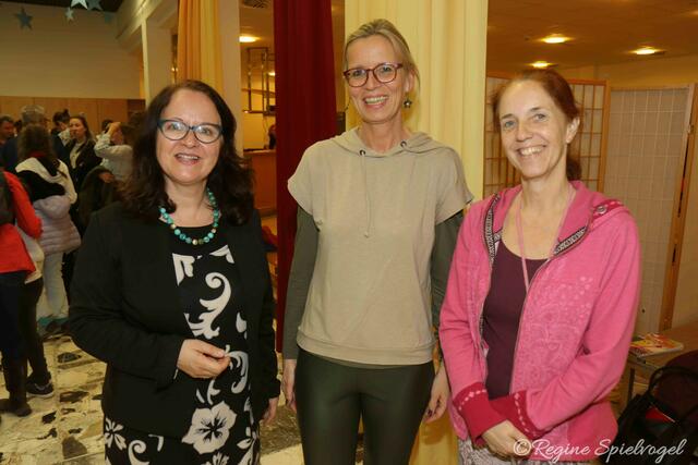 Hatten lobende Worte für das Schauspiel der Theatergruppe der MS Pressbaum, Vizebürgermeisterin Ingrid Burtscher, Dir. Ulrike Kraft und Tanzpädagogin Mireille Perreaux.