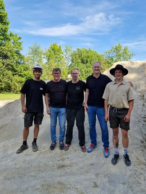Im Bild die Bike Park Bauer: Clemens Kaudela, Bgm. Peter Grafeneder, Roland Kogler, Hannes Sandler, Jakob Sommer | Foto: Gemeinde Marbach