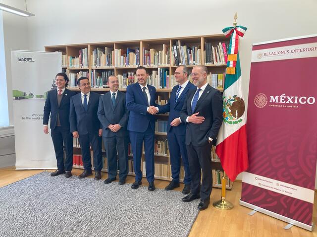 Gerhard Stangl, CPO der Engel-Gruppe (Zweiter von rechts) , gemeinsam mit Mauricio Kuri González (Dritter von rechts), Gouverneur von Queretaro, und weiteren Vertretern der lokalen Regierung bei der Investment-Verkündung in der mexikanischen Botschaft in Wien. | Foto: ENGEL