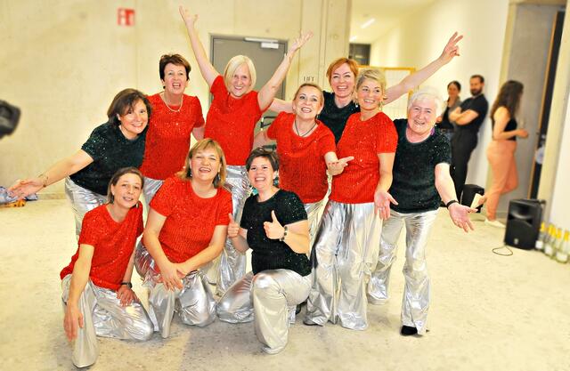 Die Altweibergarde sorgte für den glitzernden und krönenden Abschluss
 | Foto: Helga Nitsche