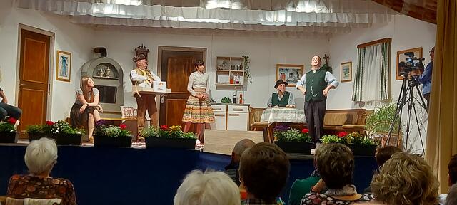 Das Lustspiel „Der Dorfkaiser“ sorgte für einen humorvollen Abendend. | Foto: Ebenseer PV