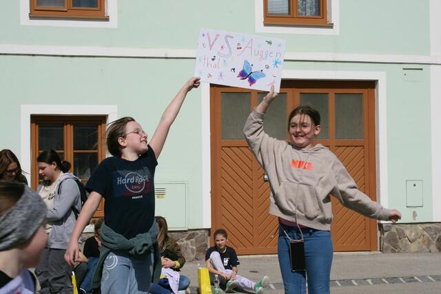 Auch Kinder aus der Volksschule Auggenthal waren mit dabei. | Foto: Heidemarie Horak
