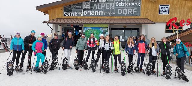 Bis ganz nach oben ging es für die Schülerinnen mit den Schneeschuhen. | Foto: Elisabethinum