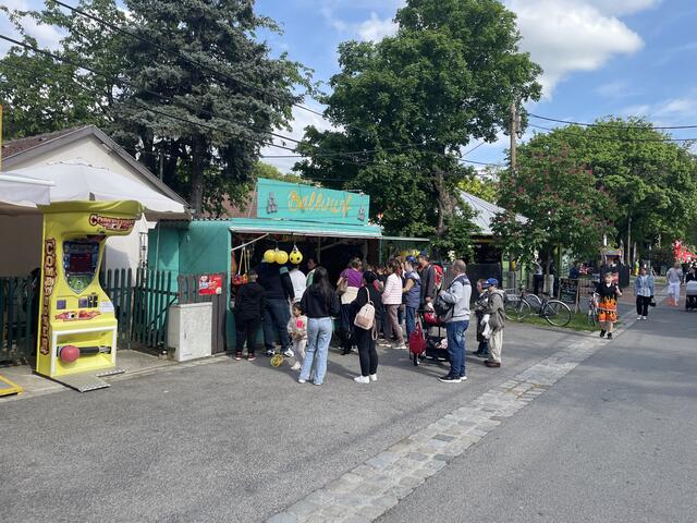 Das kleine Vergnügen am Laaerberg: Hier stehen die Menschen beim Ballwurf. | Foto: Mario Popp/RMW