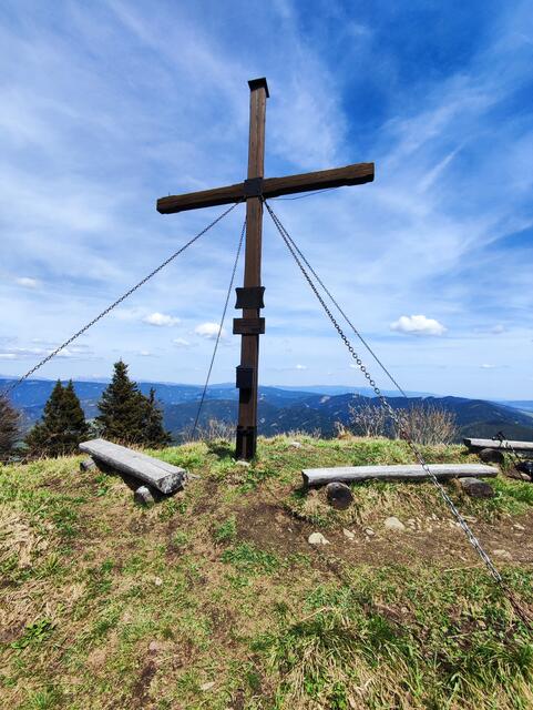 Berg Heil auf 1580m, knapp 500 hm werden auf 4,5 km erwandert (1 Strecke)... unsere Gehzeit ist nicht relevant, angeschrieben ist die Strecke mit 1,5 Stunden. | Foto: I.Wozonig