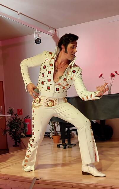 Chris "Elvis" Kaye spielt am 10. Mai im Waldmüllerzentrum auf. | Foto: Blatterer