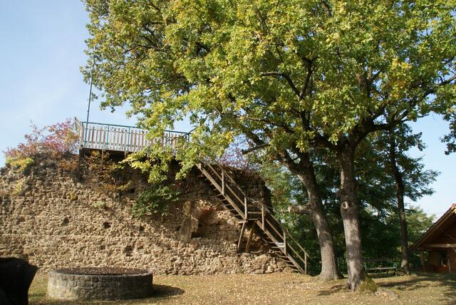 Eine Aussichtsplattform auf der Burgruine gestattet einen wunderbaren Rundblick.