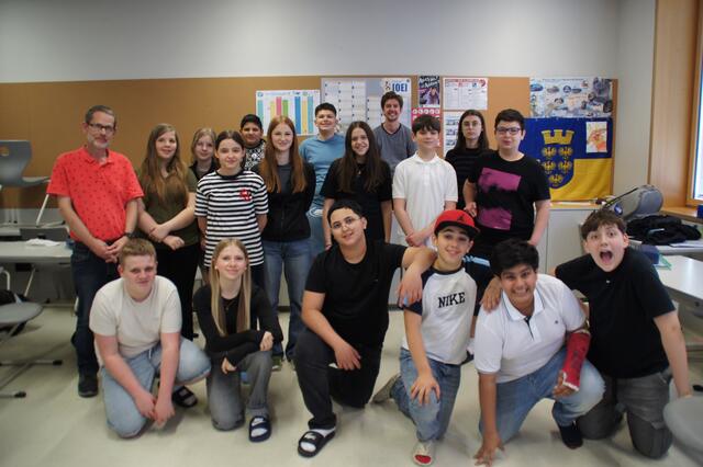 Schüler und Schülerinnen der Polytechnischen Schule Krems mit Klassenlehrer Gerhard Graf und Workshop-Leiter Peter Steele vom Vieanna`s English Theatre.