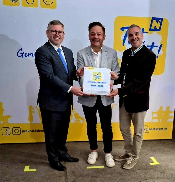 Landesrat Schleritzko übergibt Bürgermeister Pfeffer und Gemeinderat Mucha die "Tut gut"-Zertifizierung in Silber.