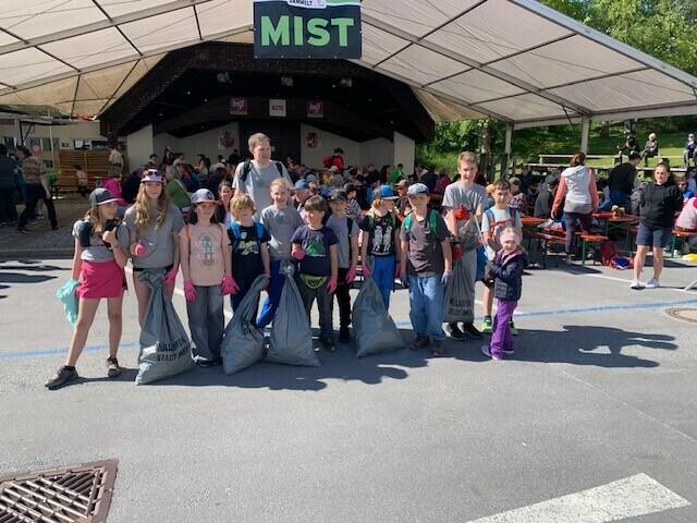 Am 27. April waren wieder zahlreiche freiwillige Helferinnen und Helfer bei der bereits 10. Säuberungsaktion beteiligt, um die Stadt von Müll zu befreien. | Foto: Praxmarer