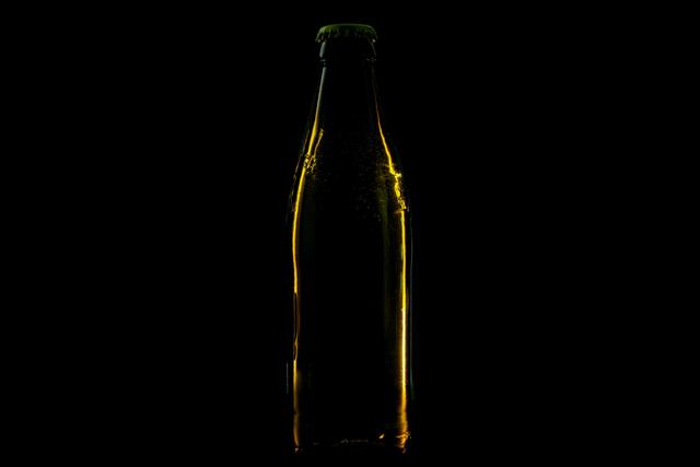 Der Sohn wollte die Klappsessel nicht in den Pkw laden, weshalb der 55-Jährige versucht haben soll, ihm eine Bierflasche auf den Kopf zu schlagen. (Symbolfoto) | Foto: Dai López/Unsplash