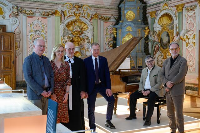 Von links: Kurator Klaus Heinrich Kohrs, Landeskulturdirektorin Margot Nazzal, Probst Johann Holzinger, Landeshauptmann Thomas Stelzer, Organist Andreas Etlinger und Alfred Weidinger (Landes-Kultur GmbH). | Foto: fotokerschi.at/Kerschbaummayr