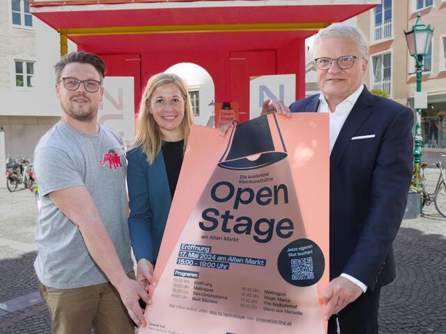 In Kürze wird das neue Kulturformat „Open Stage“ für Belebung am Alten Markt sorgen. Im Bild (von rechts): Bürgermeister Klaus Luger, Kulturreferentin Stadträtin Doris Lang-Mayerhofer und Roland Pachner, Verein „Wir Altstadt“. | Foto: Stadt Linz