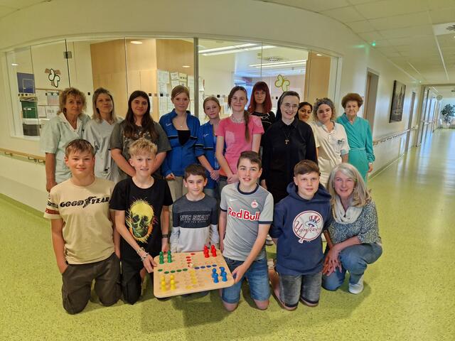 Neukirchner Firmlinge bei der Übergabe. | Foto: Krankenhaus Braunau