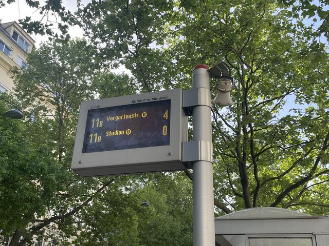 Ebenfalls in der Holubstraße: Die Anzeige des 11B springt auf "4", die des 11A bleibt auf "0" – Bus kommt aber keiner. | Foto: Kathrin Klemm