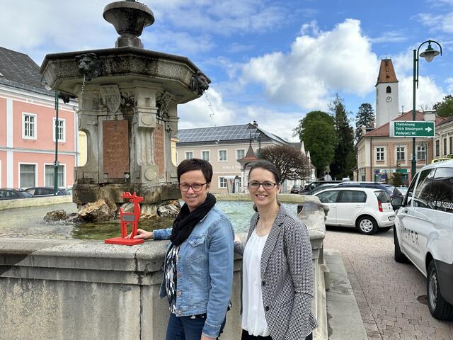 Aspang – im Bild Bgm. Doris Faustmann mit Viertelsmanagerin Bettina Windbüchler Industrieviertel Kulturvernetzung NÖ – ist Teil des Industrie/4 Festivals. | Foto: Tina Jedlicka