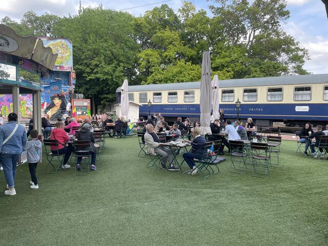 Im Park Hrabalek konnten sich die Favroriterinnen und Favoritner erholen – und den "Fest-Zug" bewundern. | Foto: Mario Popp/RMW