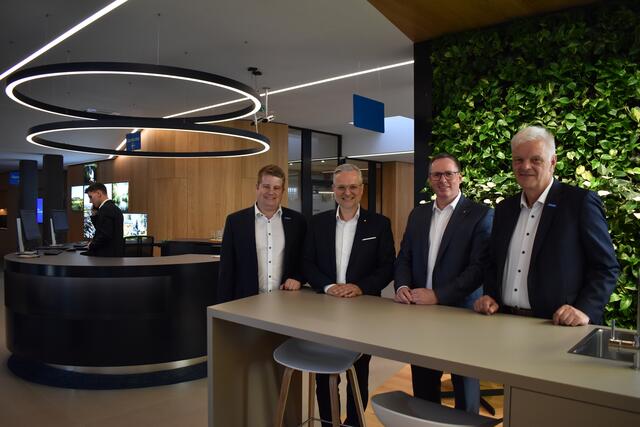Die neue Sparkassenfiliale: Mario Wolfesberger, Bereichsleiter, Christian Terink, Vorstandvorsitzender,  Gerhard Usleber, Vorstandsmitglied und Christian Oyrer, Filialleiter Rohrbach-Berg, v. l.  | Foto: Karin Bayr