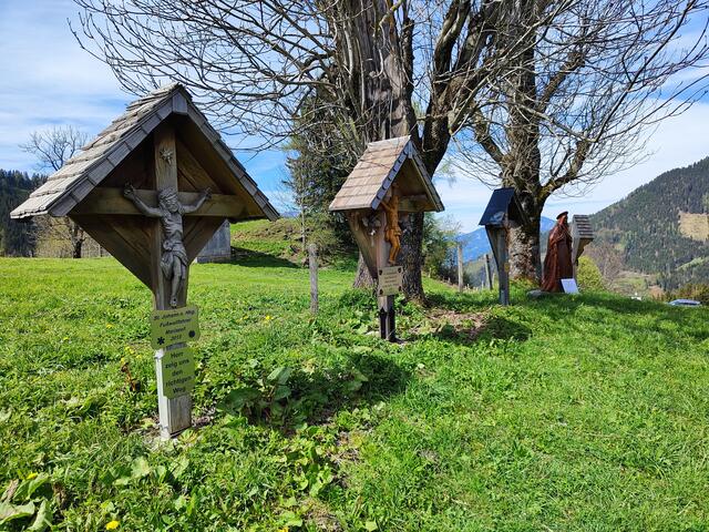 berührend sind die vielen Pilgerkreuze die hier aufgestellt wurden... | Foto: I.Wozonig