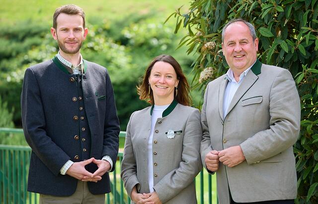 Landesjägermeister Josef Pröll (re.) verabschiedete Generalsekretärin Sylvia Scherhaufer (mi.), die mit 31. Mai 2024 ihr Amt zurücklegt. Ihr folgt ihr jetziger Stellvertreter Leopold Obermair (li.) nach.  | Foto: Georges Schneider