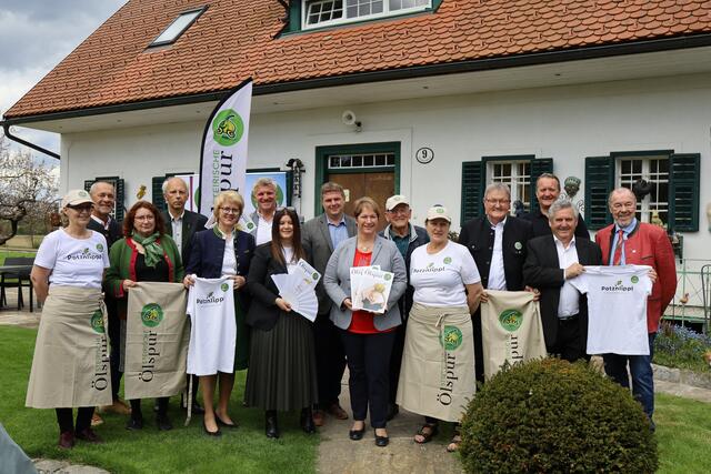 2022: Mit Leiberl, Schürze und druckfrischem Magazin zur Präsentation der neuesten Events entlang der "Steirischen Ölspur". | Foto: Korbe