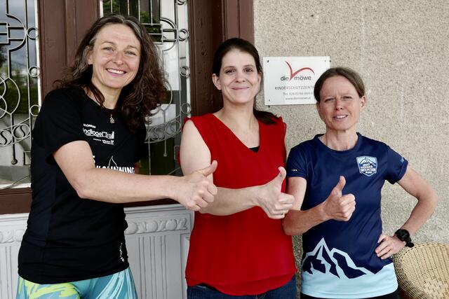 Christine Putz (l.) und Birgit Pikelsberger beim Treffen mit Hannah Perko (Die Möwe). | Foto: Santrucek