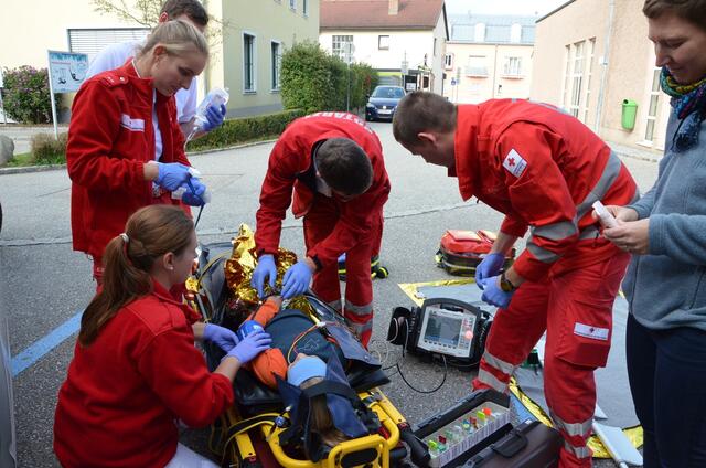 Der Rettungsdienst – hier eine Übung –  ist nur einer von 30 Leistungsbereichen, den das Rote Kreuz im Bezirk Schärding bespielt.