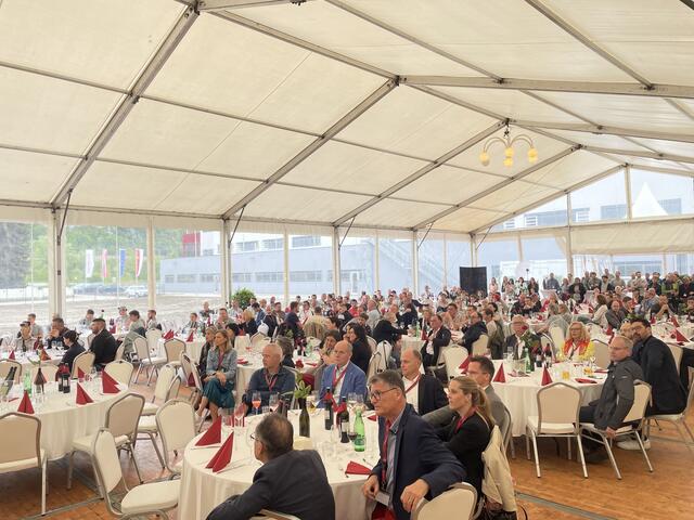 Die Stimmung im gefüllten Veranstaltungszelt war bestens. Eine Mischung aus Mitarbeitern und Ehrengästen genossen den Nachmittag. | Foto: RegionalMedien