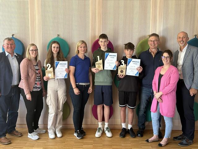 v.l.: Bgm. Josef Wagner, Organisatorin Nadine Simlinger, Leonie Wieland, Astrid Fuchs, Felix Scheidl, Raphael Palk, Josef Weigl-Pollack, Schulleiterin Cornelia Renner, SQM RegR. Fritz Laschober | Foto: MS Rappottenstein