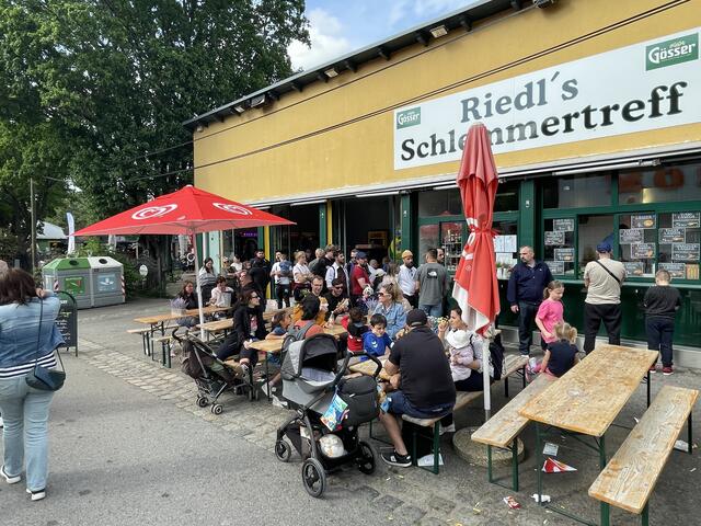 Den 1. Mai nutzte auch der "Bierstadl": Hier wurde wieder aufgesperrt und aufgetischt. Es war ein schöner Beginn für das Traditionsgasthaus, das von den Kundinnen und Kunden sehr gelobt wurde.  | Foto: Mario Popp/RMW