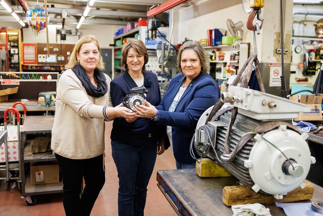 Spartenobfrau Maria Neumann (Mitte) auf Betriebsbesuch bei Sonja und Petra Reumüller, Chefinnen bei TEWA Elektromotoren. | Foto: Florian Wieser