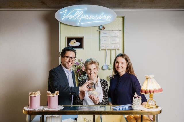 Spar-Vorstand Markus Kaser (l.) und Julia Krenmayr (r.), Mitgründerin und Geschäftsführerin des Wiener Generationscafés "Vollpension" sowie Oma Marianne (Mitte). | Foto: SPAR/wearegiving 